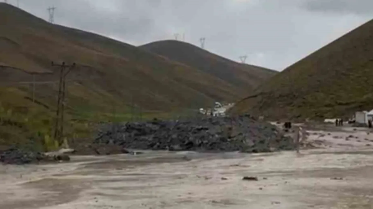 Van-Hakkari karayolunda onlarca araç selde mahsur kaldı Van-Hakkari karayolunda onlarca araç selde mahsur kaldı
