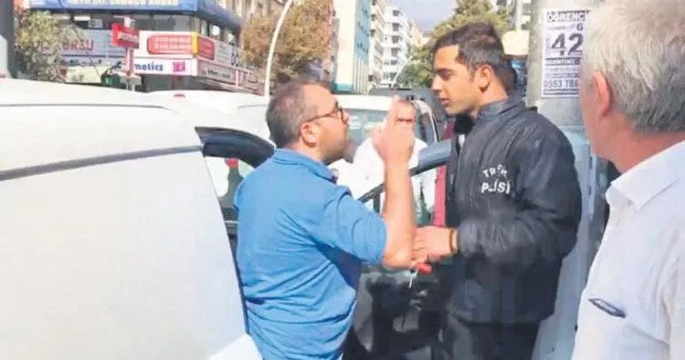 Trafik polisi ile sürücü arasında ‘ceza’ kavgası