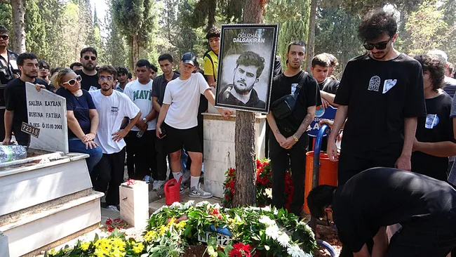 Jrokez’e veda: Oğuzhan Dalgakıran toprağa verildi! Tabutu Fenerbahçe bayrağıyla sarıldı