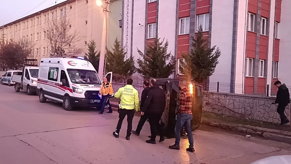 Polislerden kaçtı yetmedi kazaya sebebiyet verdi: 15 yaşındaki şahıs trafiği birbirine kattı! Polislerden kaçtı yetmedi kazaya sebebiyet verdi: 15 yaşındaki şahıs trafiği birbirine kattı!
