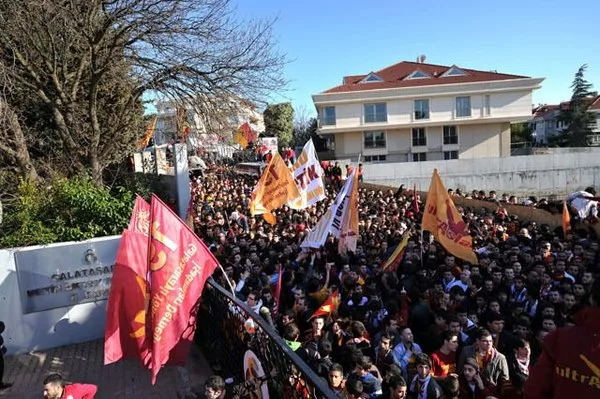 Florya'da binlerce G.Saraylı beklemede