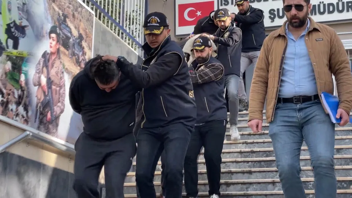 SON DAKİKA… İstanbul’da düşük faizli kredi vaadiyle vurgun! 6 kişiden 1 milyon 820 bin lira para ile 113 gram altın topladılar… SON DAKİKA… İstanbul’da düşük faizli kredi vaadiyle vurgun! 6 kişiden 1 milyon 820 bin lira para ile 113 gram altın topladılar…