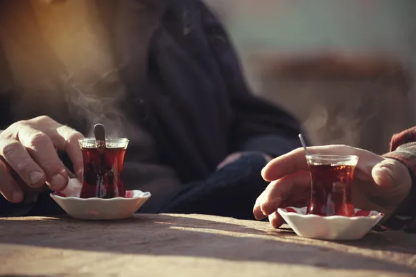 cayin-bir-faydasi-daha-ortaya-cikti-tip-2-diyabetten-kurtariyor-gunde-icmeniz-gereken-miktar-1663570884279.jpg