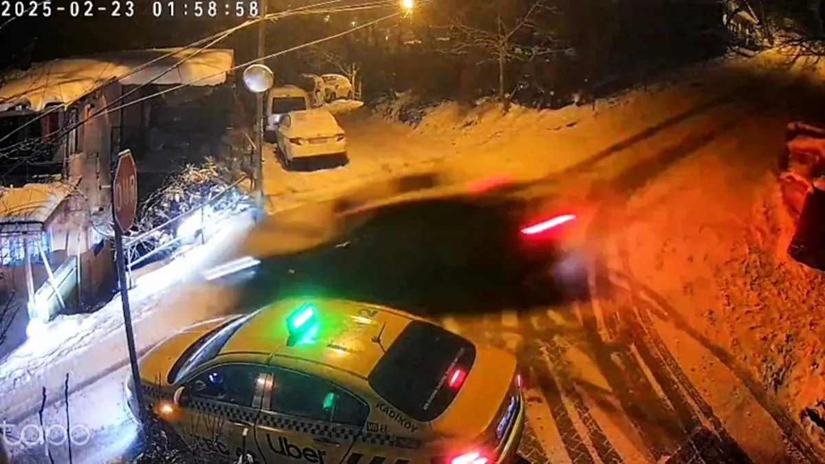Buzlu yol kazaya davetiye çıkardı! Kayan otomobil, taksi ve 2 eve çarptı