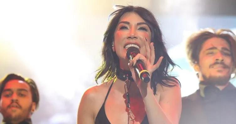 Hande Yener, Çeşme’de beach açıyor
