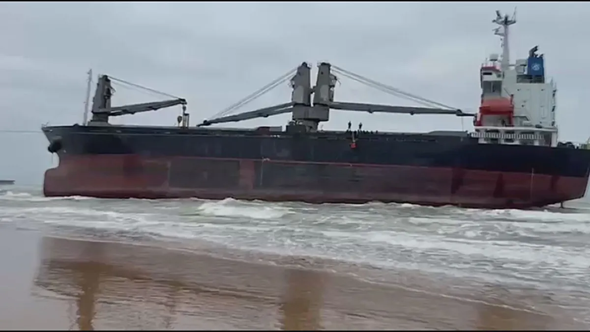 Sarıyer’de karaya oturan gemide tahliye operasyonu kamerada Sarıyer’de karaya oturan gemide tahliye operasyonu kamerada