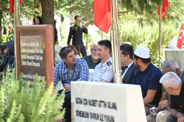 18-yil-sonra-ayni-kabir-basinda-sehit-suat-yalcin-dualarla-anildi-1788694031376.jpg