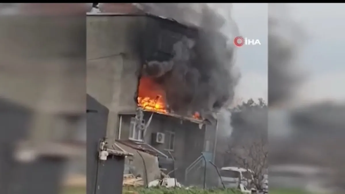 SON DAKİKA… İstanbul Büyükçekmece’de 3 katlı binada yangın: Ekipler müdahale ediyor SON DAKİKA… İstanbul Büyükçekmece’de 3 katlı binada yangın: Ekipler müdahale ediyor