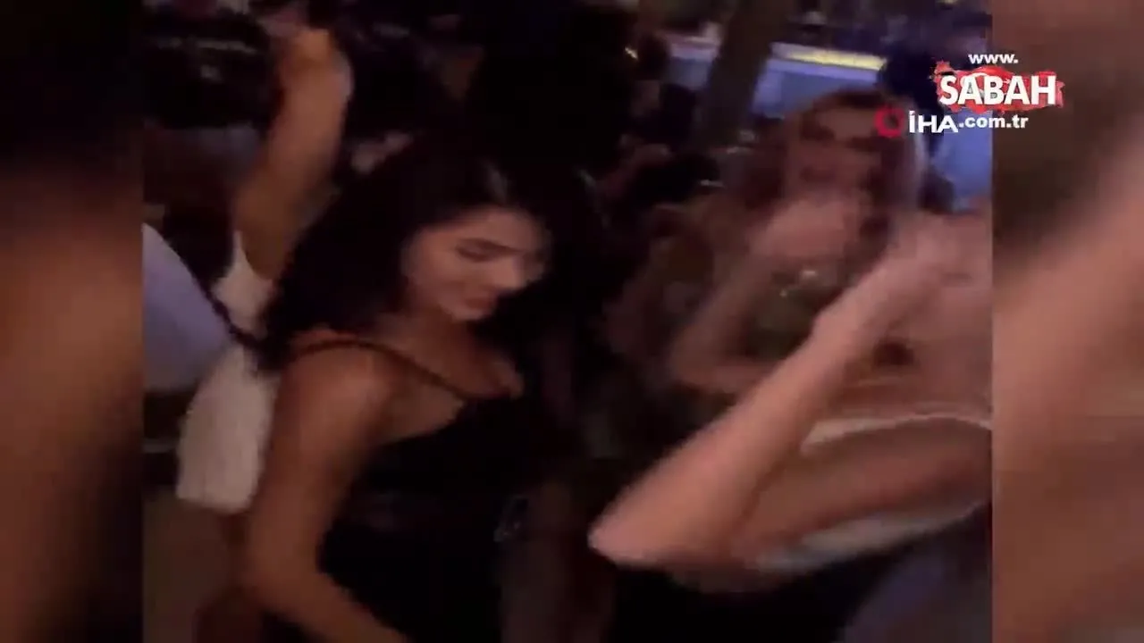 تركيا اليوم لا كمامات ولا مسافات.. صور فاضحة لمشاهير في حفل باسطنبول Son dakika: İstanbul Bebek'teki ünlü mekanda skandal görüntüler! Aralarında  ünlü isimler de var... - En Son Haber