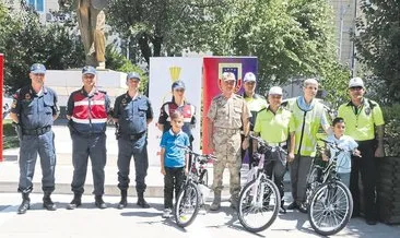 Minik trafikçilere bisiklet ödülü