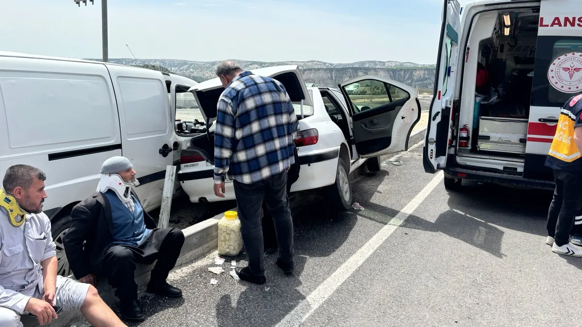 Adıyaman’da korkutan kaza: 2 otomobil birbirine girdi! 6 yaralı