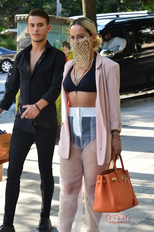 Kosovalı Lady Gaga lakaplı şarkıcı Asya Gashi kırmızı geceliğiyle sokağa fırladı!