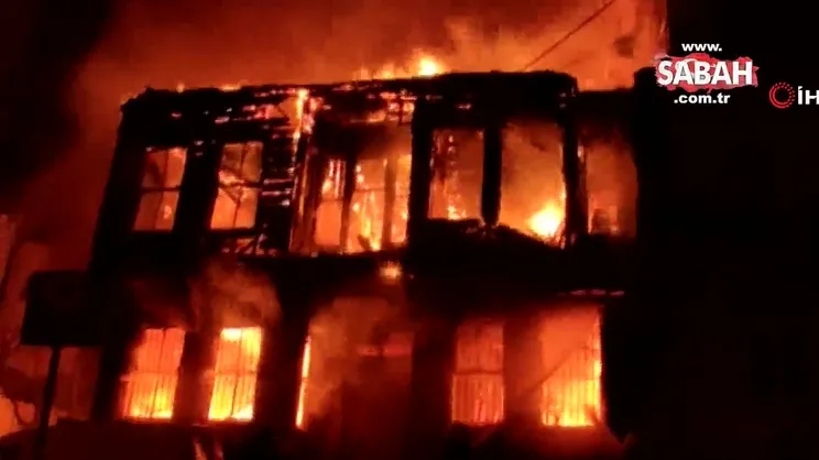 Beyoğlu'nda 2 katlı ahşap binada yangın | Video