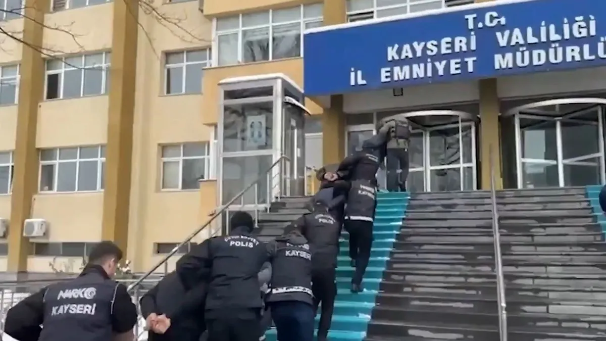 Bakan Yerlikaya açıkladı: Uyuşturucu satıcılarına darbe! 2 bin 656 şüpheli yakalandı Bakan Yerlikaya açıkladı: Uyuşturucu satıcılarına darbe! 2 bin 656 şüpheli yakalandı