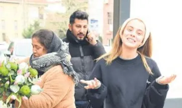 Seyyar satıcıdan çiçek yaptırdı