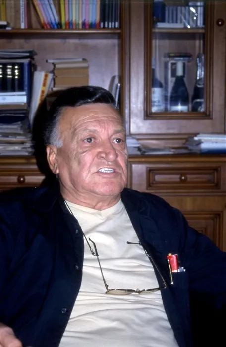 Yeşilçam’ın efsane jönü Kartal Tibet’in oğlu da ünlüymüş! Meğer aynı filmde oynamışlar...