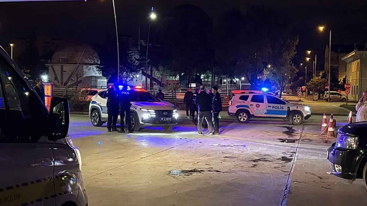 Akaryakıt istasyonunda bıçaklı kavga: 1 ölü, 2 yaralı Akaryakıt istasyonunda bıçaklı kavga: 1 ölü, 2 yaralı