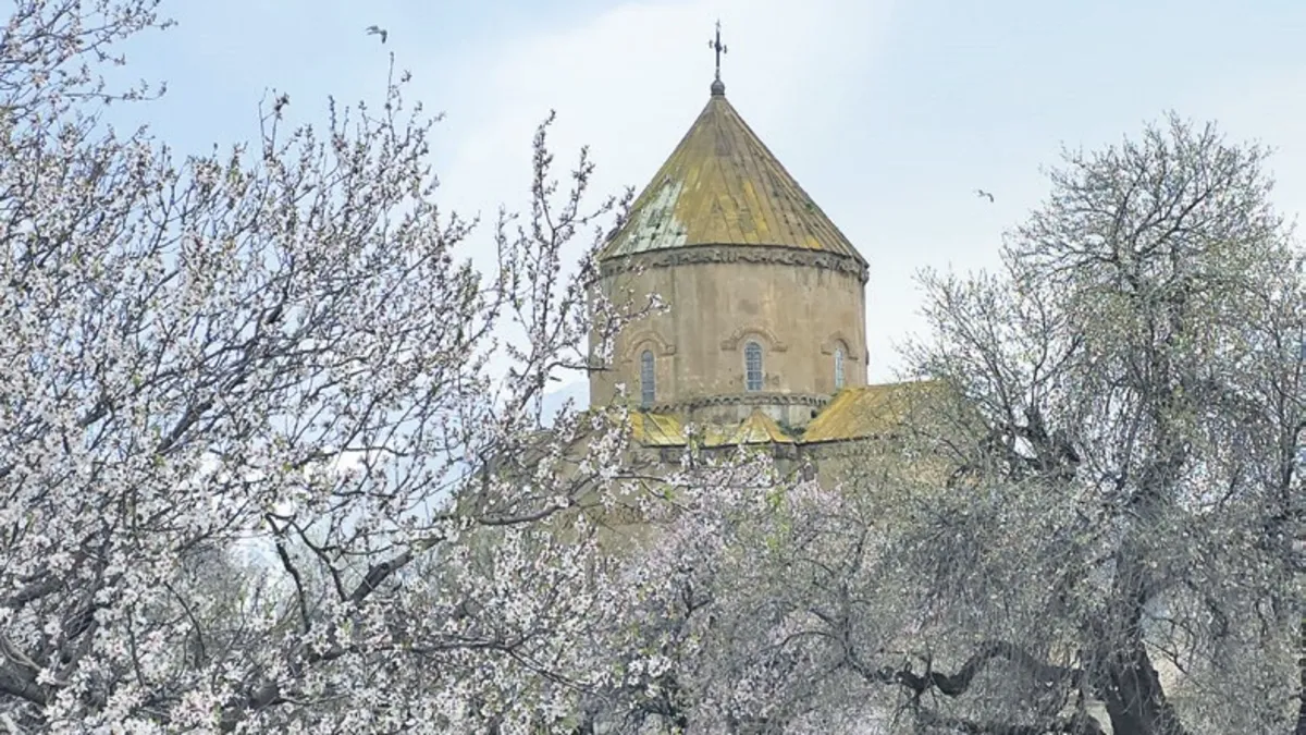 Akdamar’a bahar geldi