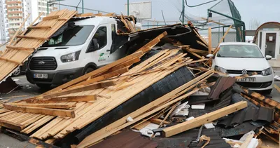 Son dakika haberi: Gaziantep’te faciadan dönüldü! Fırtınanın uçurduğu çatı çocukların oyun alanına düştü
