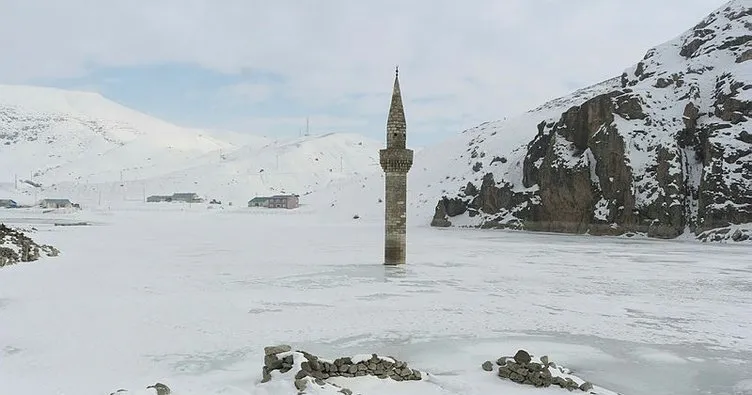 Buzlar arasında ayakta duran minare