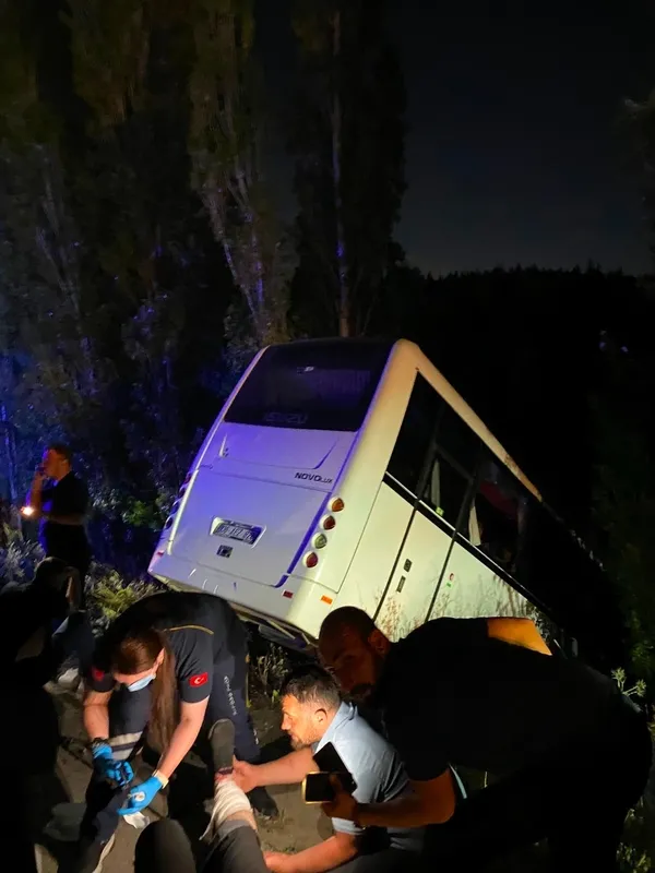 ters-seride-giren-otomobil-servis-minibusunu-sarampole-savurdu-8-yarali-1782801339658.jpg