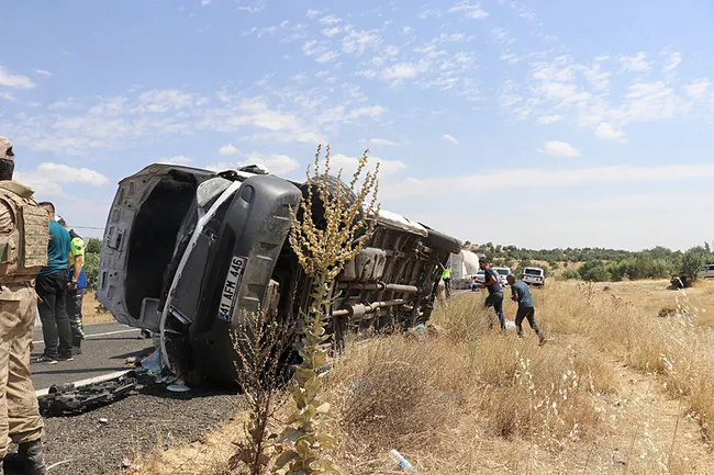 son-dakika-diyarbakir-licede-nisan-donusu-facia-kontrolden-cikan-minibus-devrildi-5-olu-1786788766248.jpeg