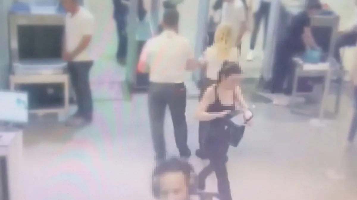 İstanbul'da bir AVM'ye girmeye çalışan kadının çantasından çıkan mermi ve şarjörler.