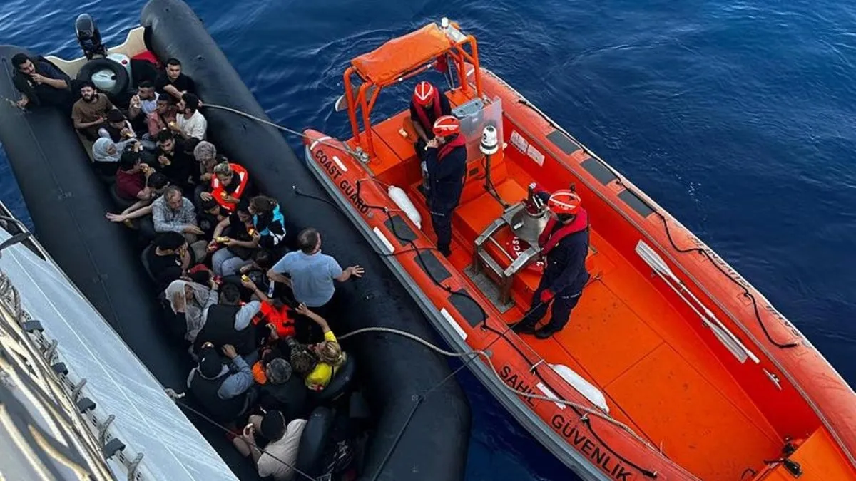 İzmir açıklarında 196 düzensiz göçmen yakalandı İzmir açıklarında 196 düzensiz göçmen yakalandı