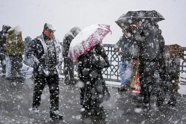 son-dakika-istanbula-lapa-lapa-kar-geliyor-meteoroloji-5-gunluk-hava-durumu-haritasini-paylasti-o-tarihlere-is-1771481849841.jpg