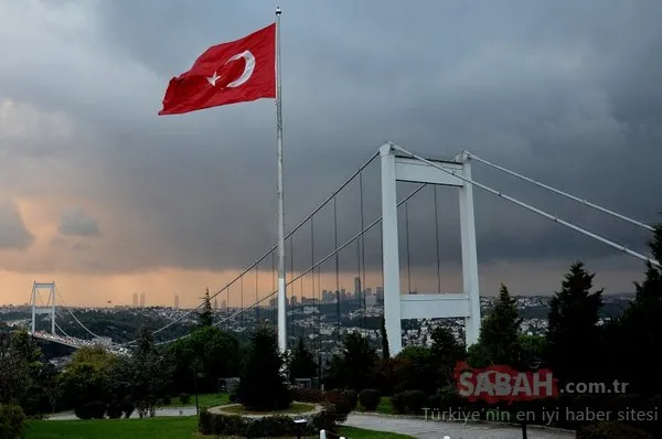 Bulutlar İstanbul Boğazı'nı kapladı