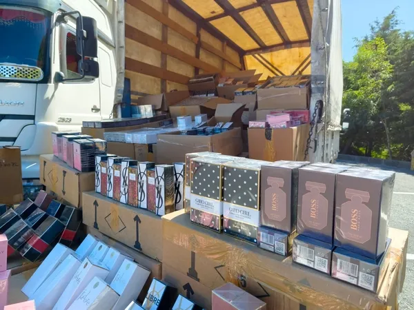 istanbul-il-jandarma-komutanligindan-kacak-parfum-operasyonu-piyasa-degeri-tam-200-milyon-tl-1789039997875.jpg