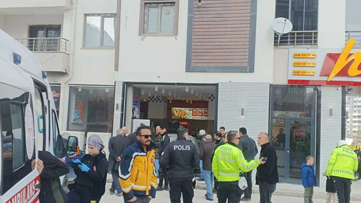 Otomobil döner salonuna girdi: O anlar kamerada! Otomobil döner salonuna girdi: O anlar kamerada!