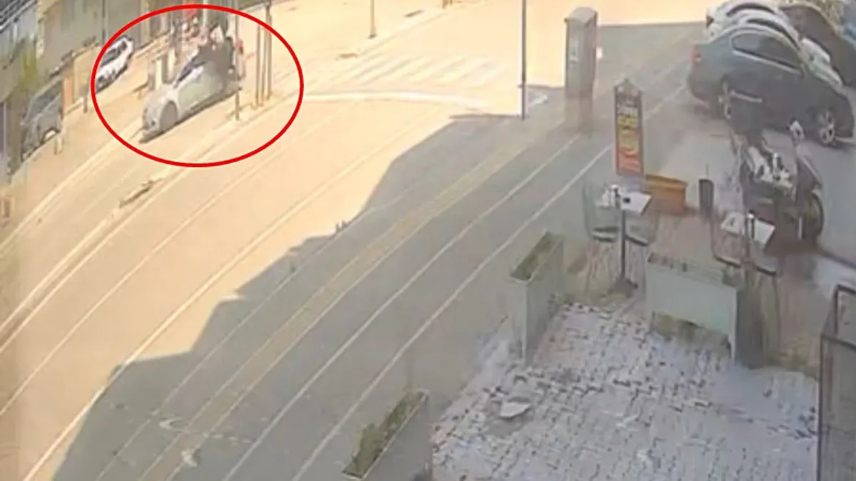 Bursa'da feci kaza: Otomobilin çarptığı kadın metrelerce sürüklendi! Bursa'da feci kaza: Otomobilin çarptığı kadın metrelerce sürüklendi!