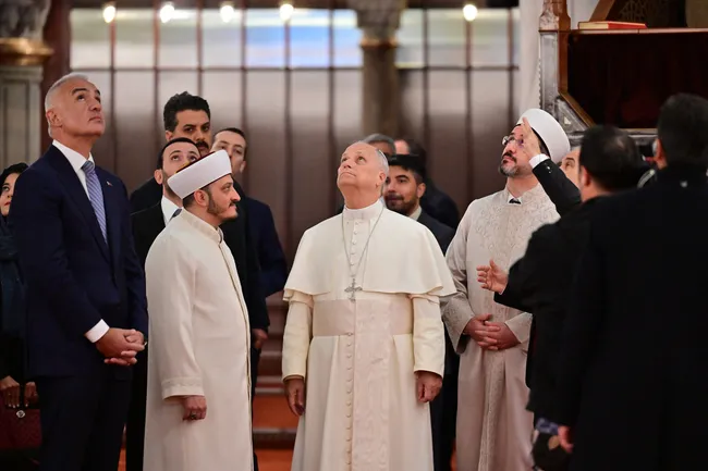 papa-14-leo-istanbulda-sultanahmet-camiini-ziyaret-etti-1764398363331.jpg Papa 14. Leo İstanbul'da! Sultanahmet Camii'ni ziyaret etti