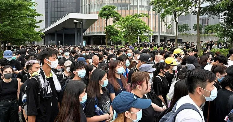 Hong Kong’da protestocular sokakları boşalttı