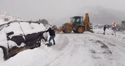 Antalya’da karda mahsur kalan vatandaşlar kepçe ile kurtarıldı