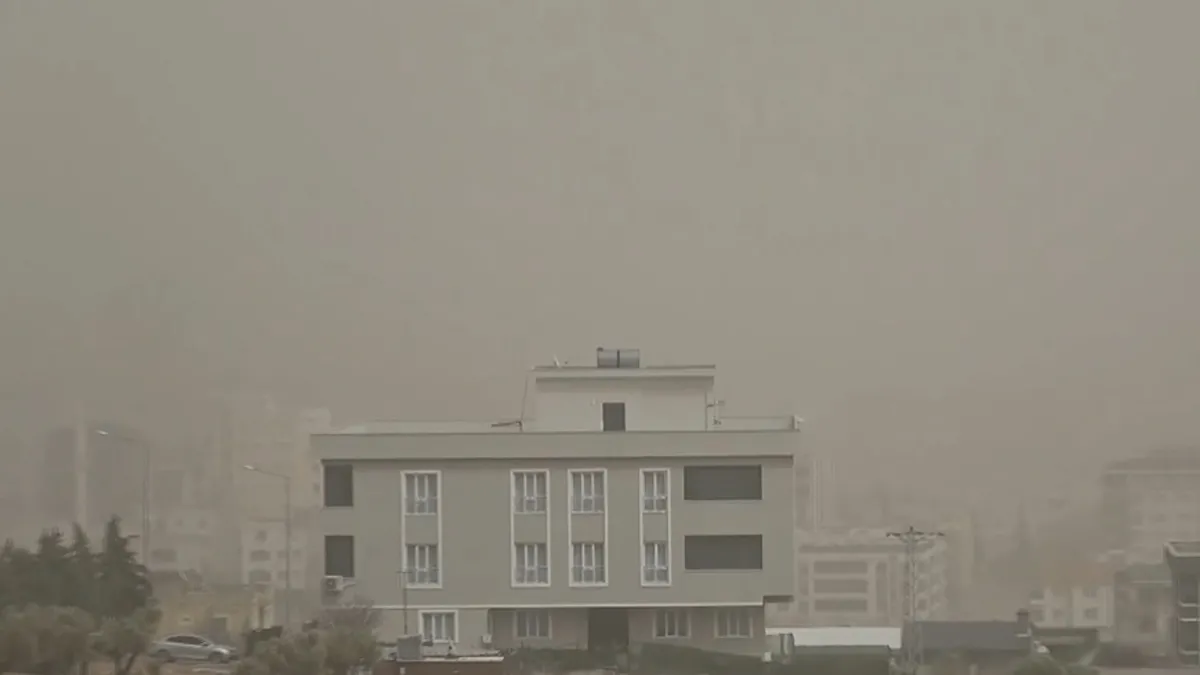 Kilis’te Suriye’den gelen toz bulutu hayatı olumsuz etkiliyor Kilis’te Suriye’den gelen toz bulutu hayatı olumsuz etkiliyor