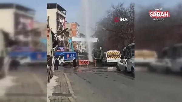 Beyoğlu’nda isale borusu patladı: Tazyikli su binaların boyunu aştı | Video