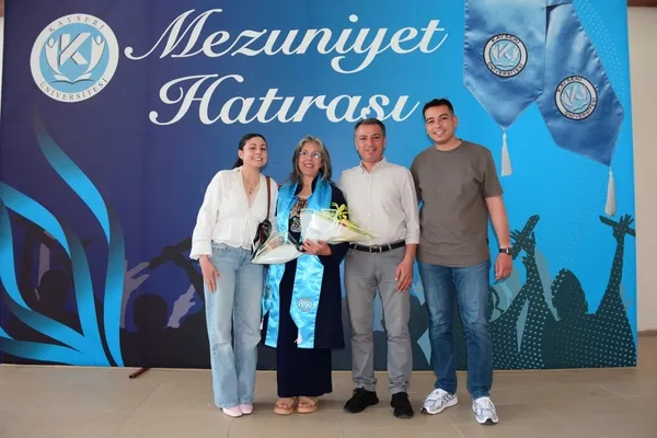 evin-tek-diplomasiziydi-simdi-azmiyle-ezber-bozuyor-52-yasinda-mezuniyet-gururu-evdeki-saksilardan-universite-1782382551779.jpg