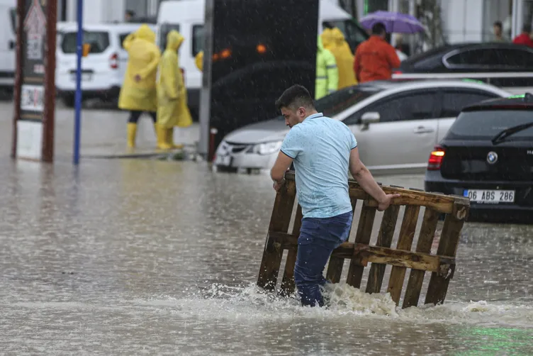 SON DAKİKA | Ankara’yı sel vurdu! Caddeler göle döndü, araçlar suya gömüldü...