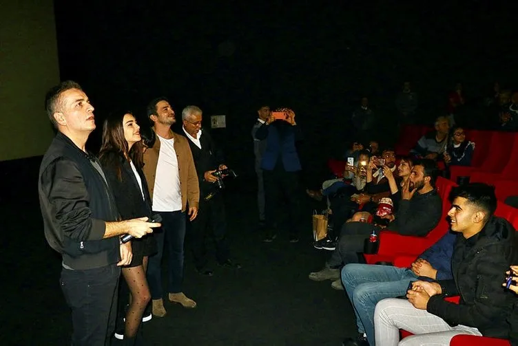 Baba Parası filminin başrol oyuncuları Adana’da izleyiciyle buluştu