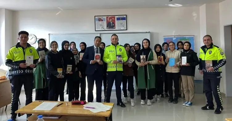 Refahiye Bölge Trafikten okullara kitap desteği