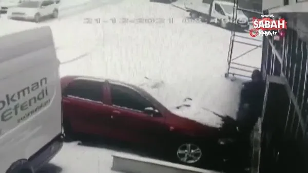 Karda kayan otomobil iş yerinin duvarına böyle çarptı | Video