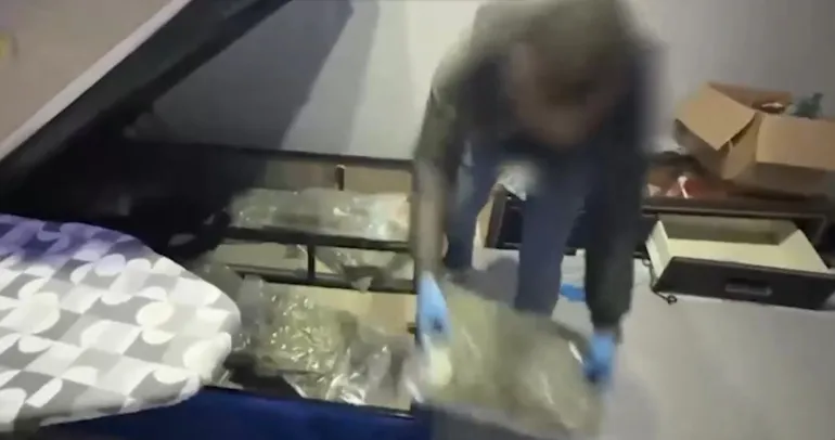 Yatak bazasından paket paket zehir çıktı