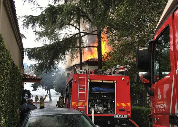 İstanbul'dan son dakika haberi... Tarihi cami yandı! Vaniköy Camiinde büyük yangın