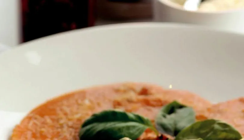 Parmesanlı ve Domates Soslu Ev Yapımı Tortelloni