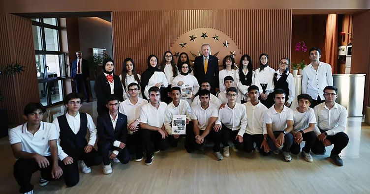 Başkan Erdoğan Ahlat’ta öğrencileri kabul etti! Gençlerle sohbet etti