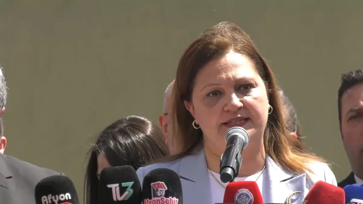 AK Parti’ye geçen Burcu Köksal Afyonkarahisar’da vatandaşlara seslendi: Yeni bir döneme adım attık