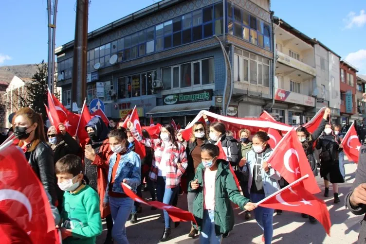 SON DAKİKA HABERİ: Hakkari'de bayraklı protesto! Kadınlardan Diyarbakır annelerine destek...