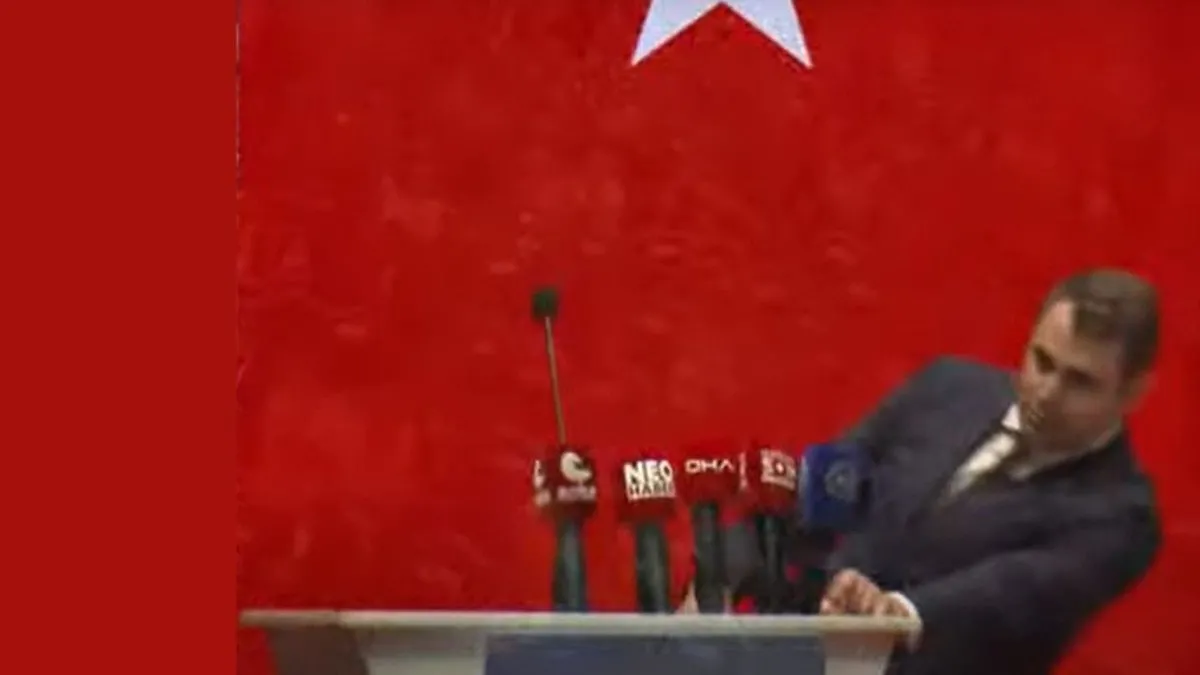 CHP İzmir kongresinde şok! Başkan adayı Çağatay Güç kürsüde bayıldı